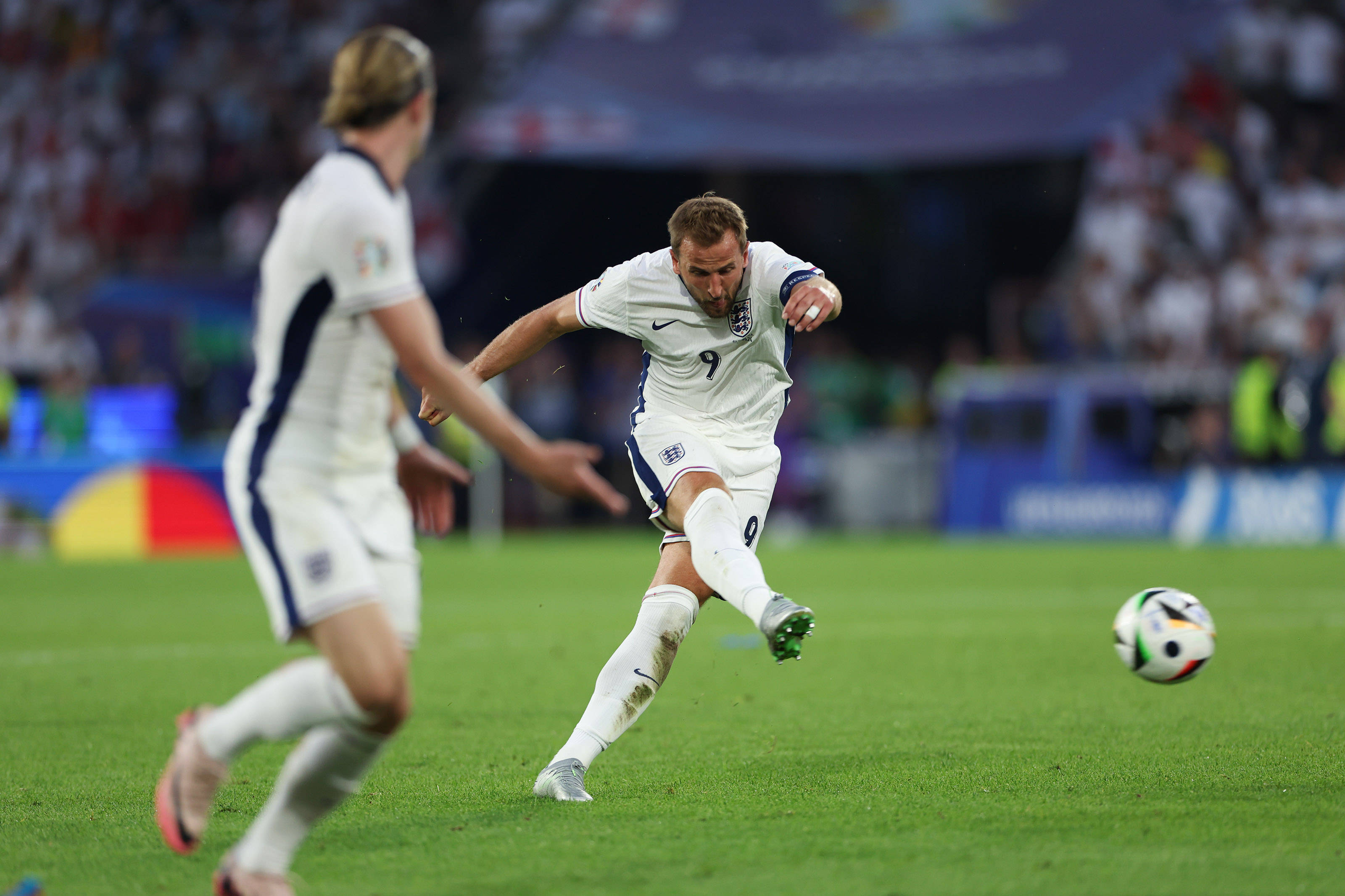 关于英格兰队主场失利,险胜晋级欧洲杯的信息 关于英格兰队主场失利,险胜晋级欧洲杯的信息