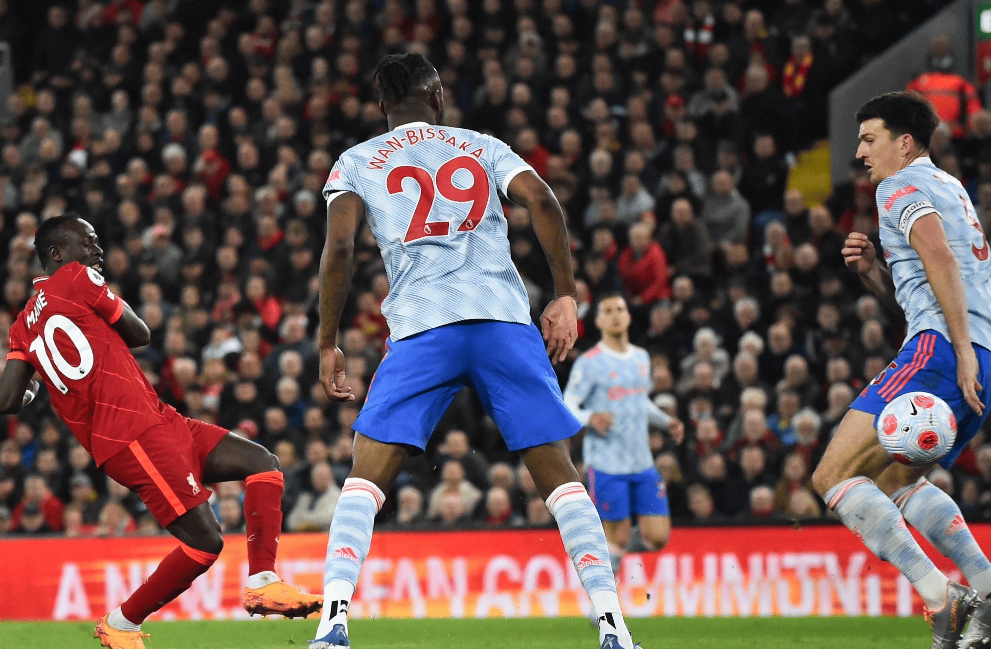 英格兰队意外出局,球迷黯然离去 英格兰队意外出局,球迷黯然离去