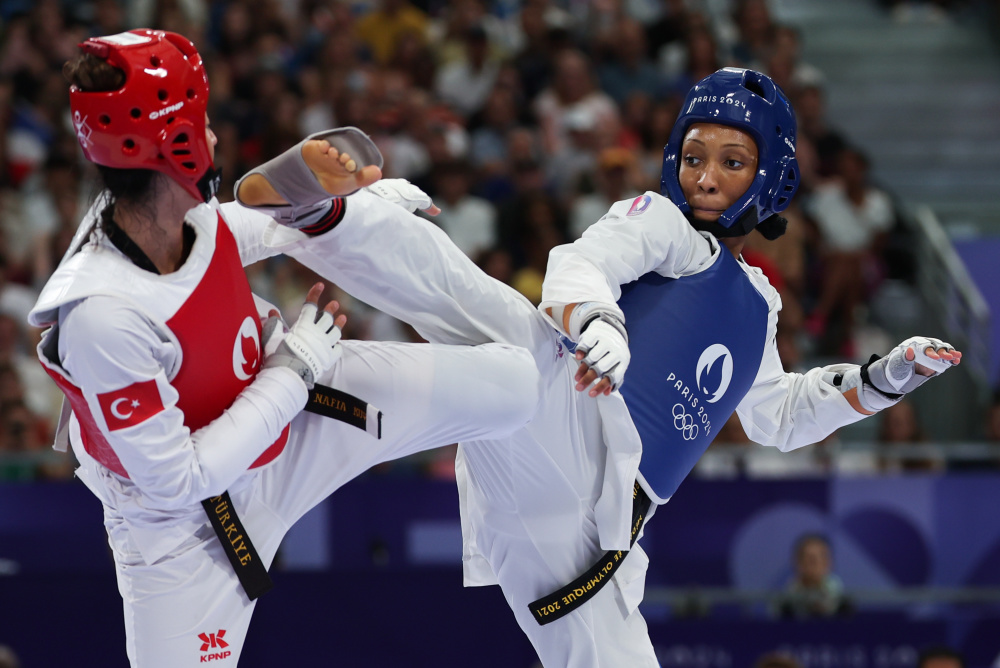 跆拳道比赛中发生意外,选手紧急下场 跆拳道比赛中发生意外,选手紧急下场