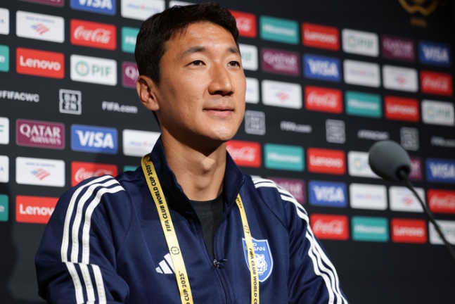 非洲足球联赛球员投入激烈比拼 非洲足球联赛球员投入激烈比拼