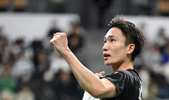 日本队险胜印尼队,桃田贤斗扛起全队 日本队险胜印尼队,桃田贤斗扛起全队