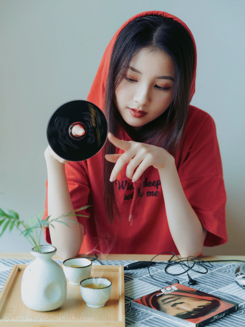 寒夜中的逆袭,当全黑不再沉默,厄德高如何用一脚改写百年叙事