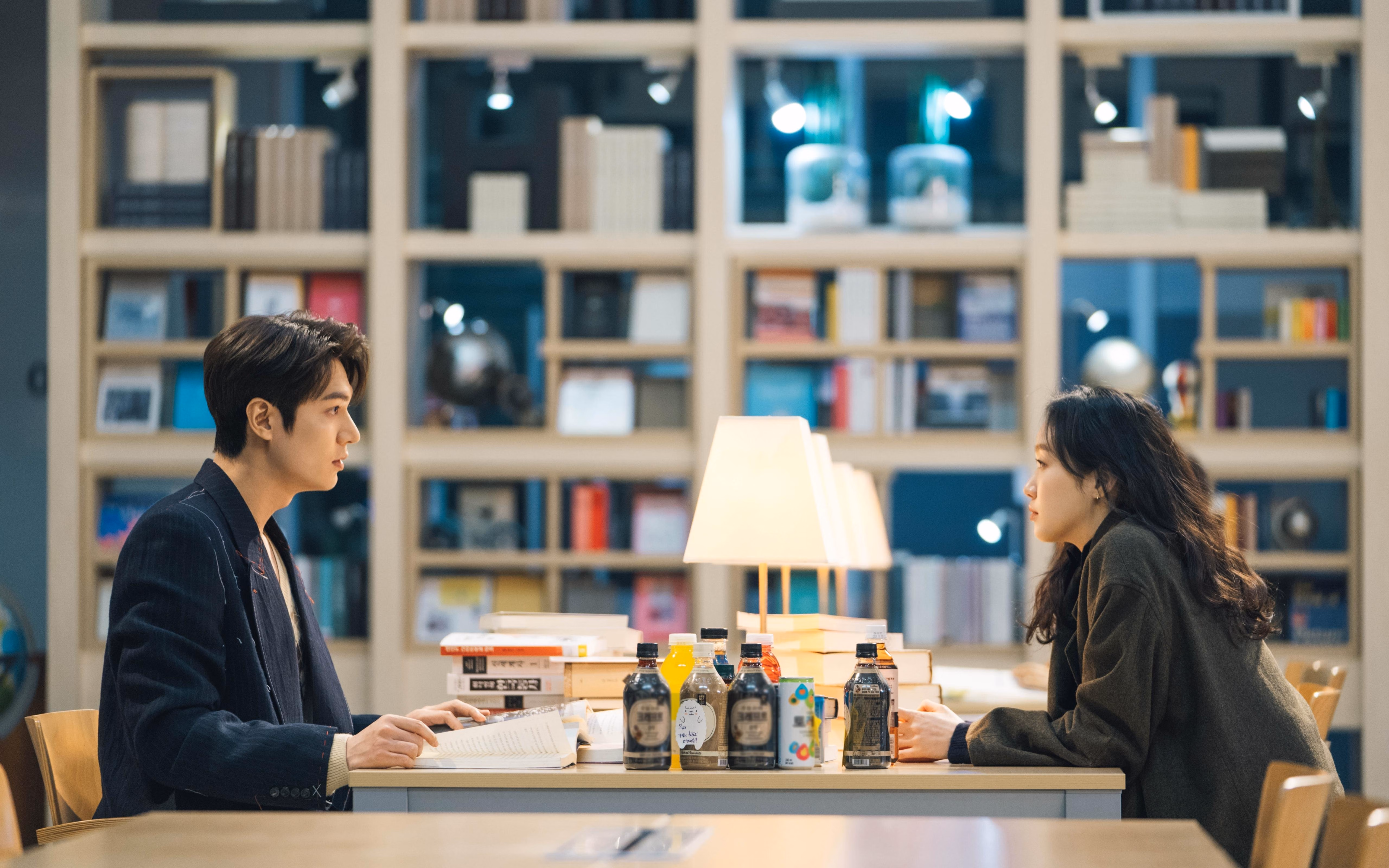 沙漠之夜·星辰之战，2026世界杯A组强强对话中莱万多夫斯基独耀全场，卡塔尔大破越南